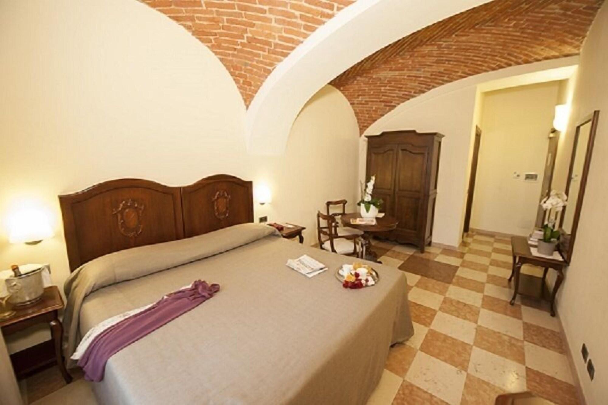 Albergo La Corte Albertina Bra Exterior foto